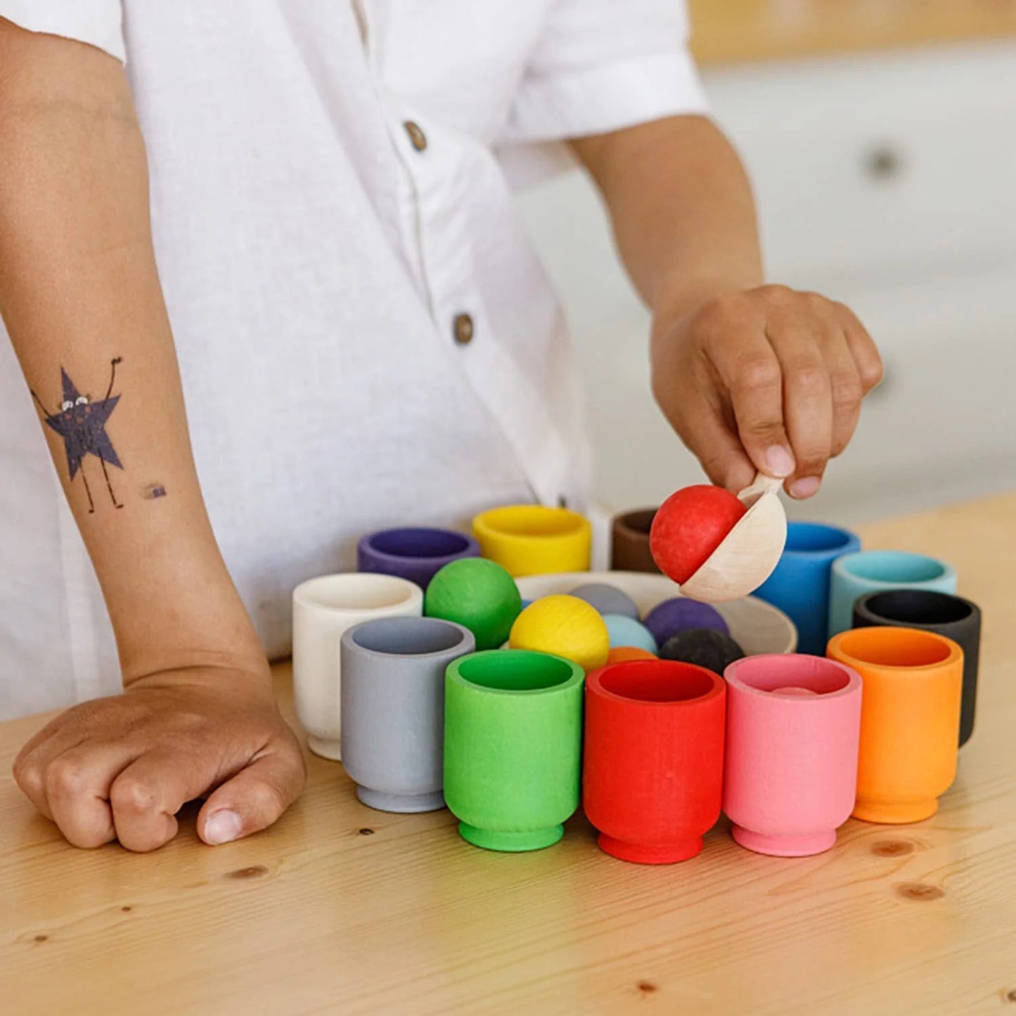 Regenboogballen in Bekers – Montessori Kleursorteer Bekerset