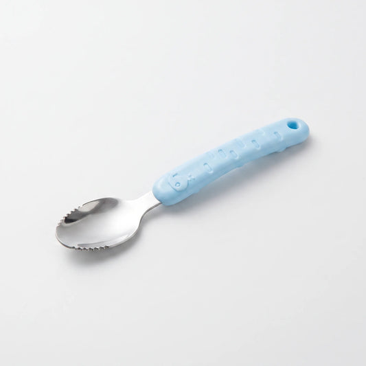 Blauwe siliconen babylepel met metalen kop, plat neergelegd op lichte achtergrond | MiniBea