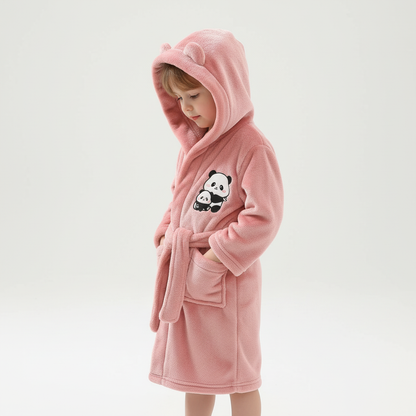 Roze kinderbadjas met panda applicatie en oortjes op de capuchon