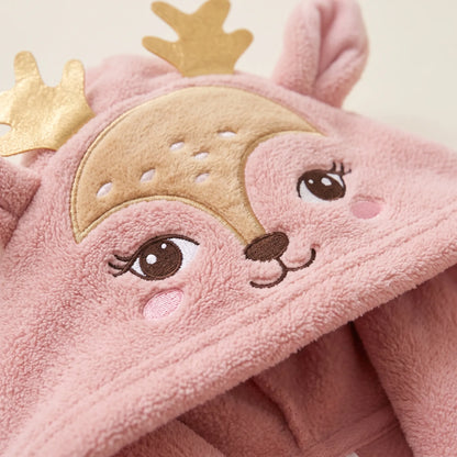 Capuchon van roze kinderbadjas met geborduurd hertengezichtje, oortjes en geweitakjes