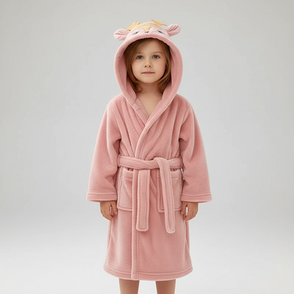 Kind draagt roze kinderbadjas met dierencapuchon en strikceintuur