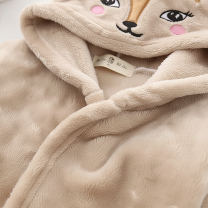 Detail van beige kinderbadjas met geborduurd hertengezichtje op de capuchon