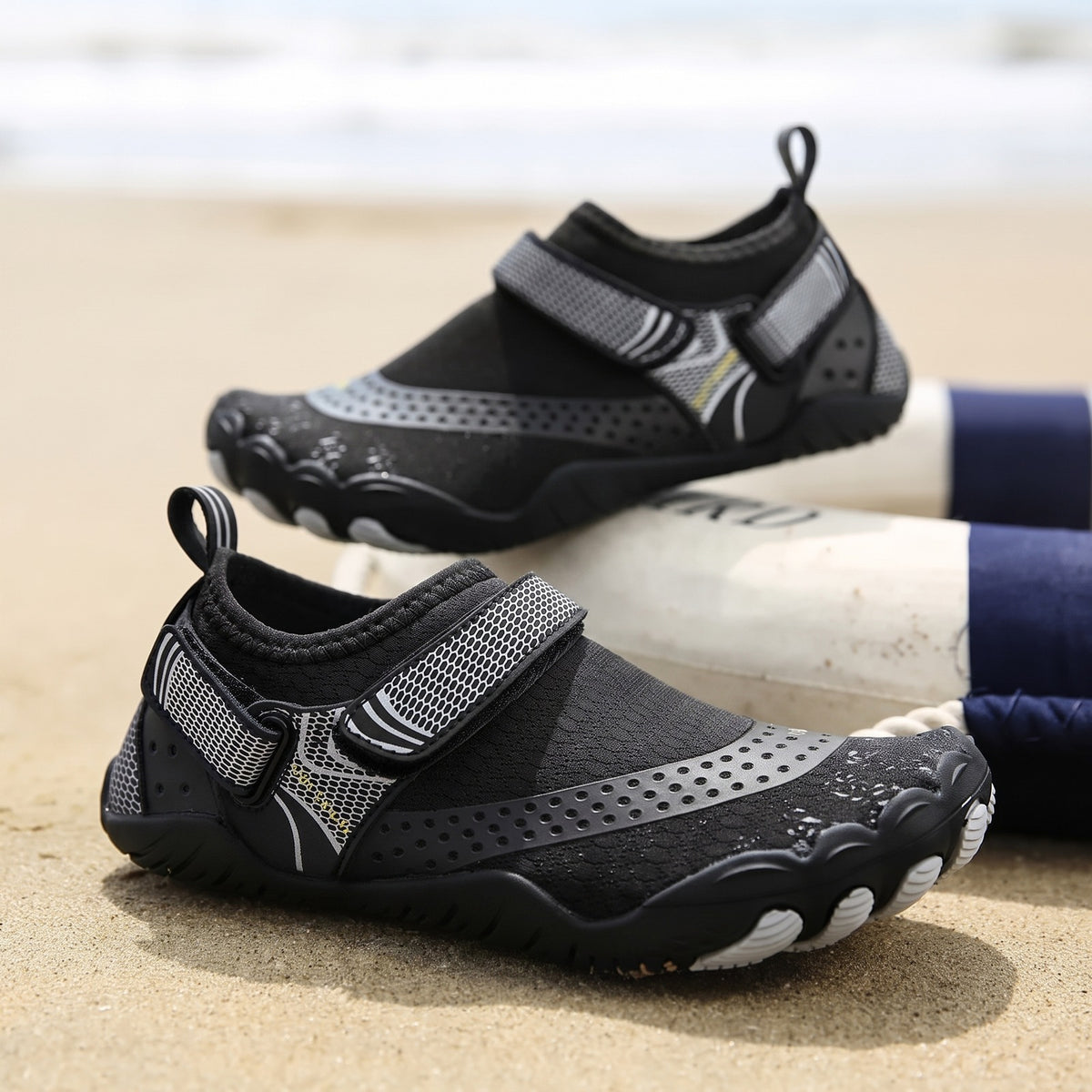Kinder barefoot waterschoenen zwart op het strand