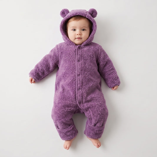 Teddy boxpakje baby in paars, vooraanzicht met capuchon, berenoortjes en gesloten voetjes